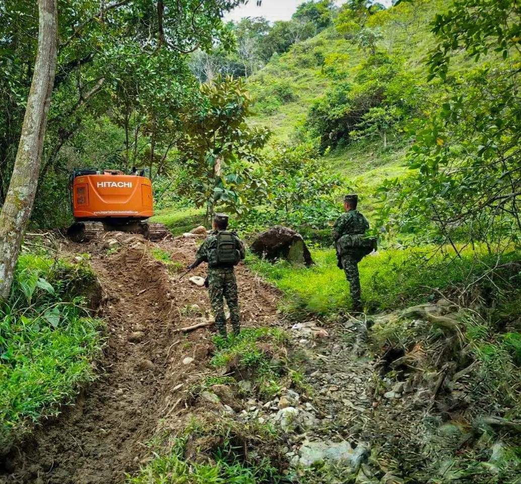 Esta fue una de las dos excavadoras que fueron encontradas en una vereda del municipio de San Luis, Oriente antioqueño, realizando labores de explotación ilegal de oro. FOTO: <b>CORTESÍA CUARTA BRIGADA DEL EJÉRCITO</b>