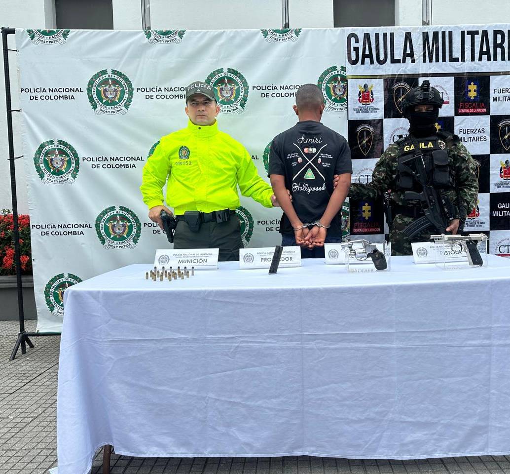 En el operativo le fue incautada una pistola calibre 9 milímetros, un revólver calibre 38 y municiones para ambas armas. FOTO Ejército. 