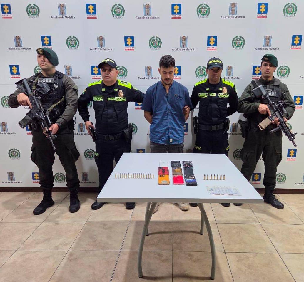 Durante la captura de Wilder Areiza, alias “El Flaco” (en el centro de la foto) fueron incautados nueve equipos móviles, 380.000 pesos en efectivo y munición de calibres 5.7 mm y 38 mm. FOTO cortesía 