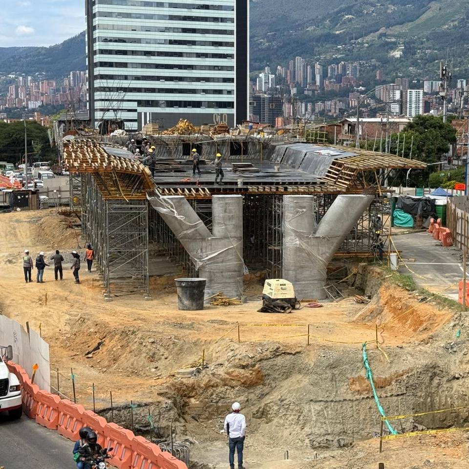 Vaciado de viga, intercambio vial a desnivel de la avenida Las Vegas con la calle 50 Sur, entre Envigado-Sabaneta. Fotos: Cortesía. 
