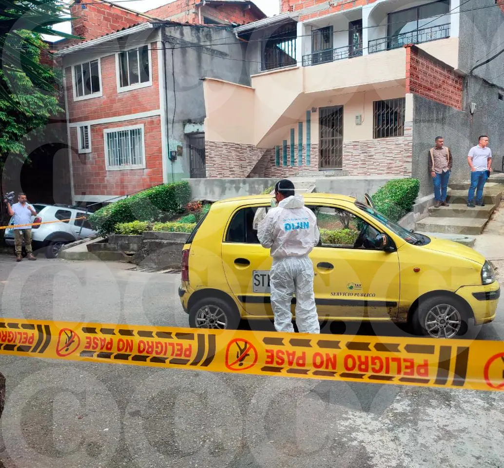 Dentro de este taxi ocurrió el asesinato de Gabriel Jaime Rave Rodríguez, de 67 años, hechos por los que un joven fue capturado en un centro asistencial y al otro su mamá lo puso a disposición de las autoridades. FOTO: ANDRÉS GARCÍA HERNÁNDEZ
