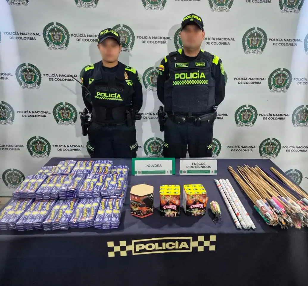 Entre la pólvora decomisada hay una buena cantidad de chispitas y voladores. FOTO: Cortesía Alcaldía de Bello