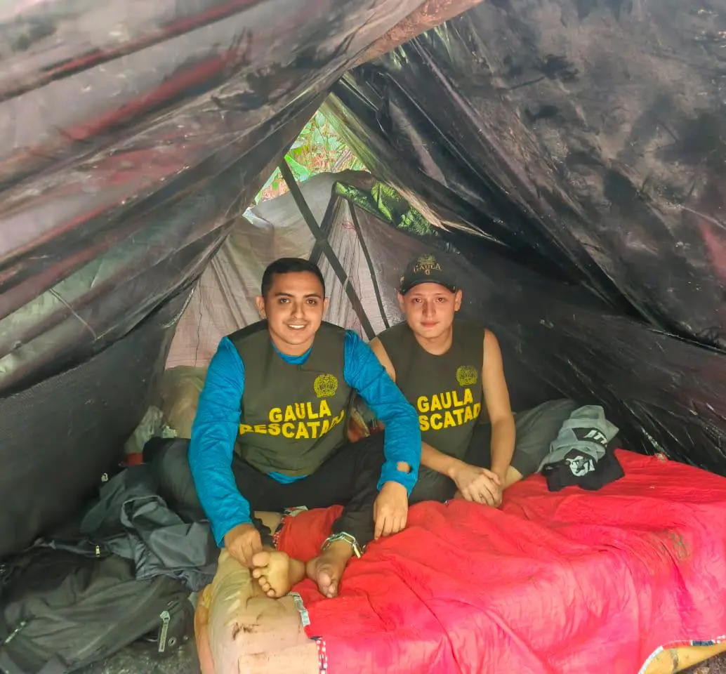 Nicolás Pantoja y Miguel Ayala en el lugar donde estuvieron retenidos por 14 días en el Cauca. FOTO: Cortesía MinDefensa