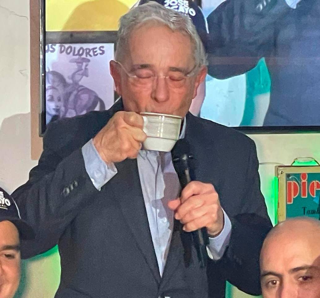 El expresidente Uribe entabló una conversación de hora y media en la que expuso su pensamiento sobre la actualidad nacional. FOTO: MANUEL SALDARRIAGA