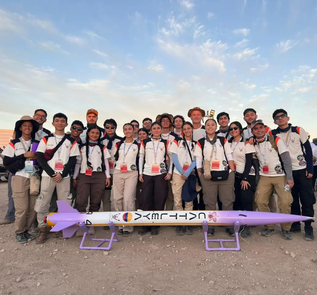 Equipo Volta Rocketry junto con su cohete Cattleya, con el que lograron el podio. Foto: cortesía.