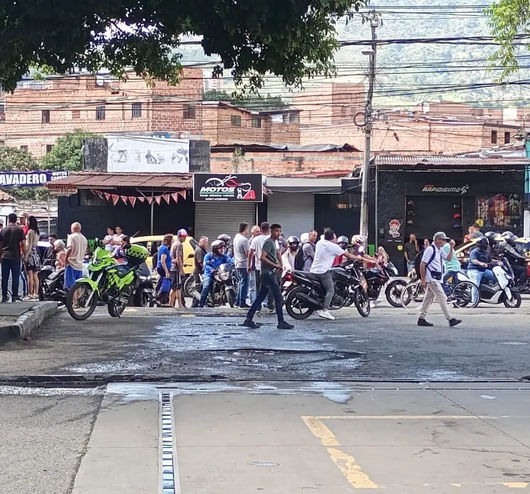 El hecho generó preocupación entre la comunidad del barrio Playa Rica, que vivió momentos de angustia producto del intercambio de disparos. FOTO Cortesía Denuncias Antioquia. 