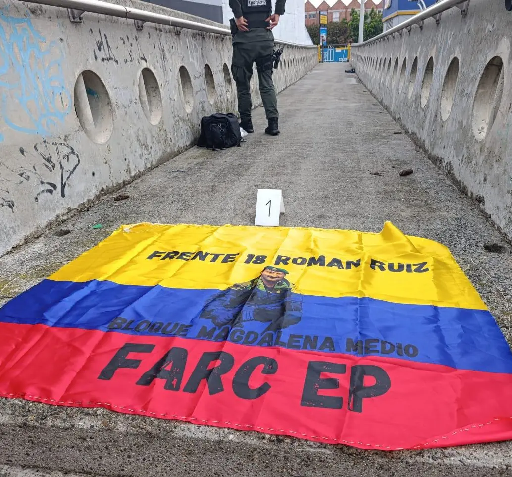 Bandera alusiva a las disidencias de las Farc apareció en Suramericana, Laureles. FOTO: Cortesía