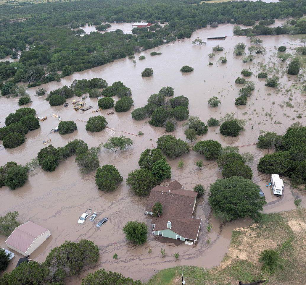 <span class="mln_uppercase_mln">Las</span><b><span class="mln_uppercase_mln"> inundaciones en Texas comenzaron a registrarse tras las fuertes lluvias que provocaron una crecida del río Guadalupe desde el pasado 4 de julio. FOTO: X de USCG Heartland (Guardia Costera de Estados Unidos)</span></b>