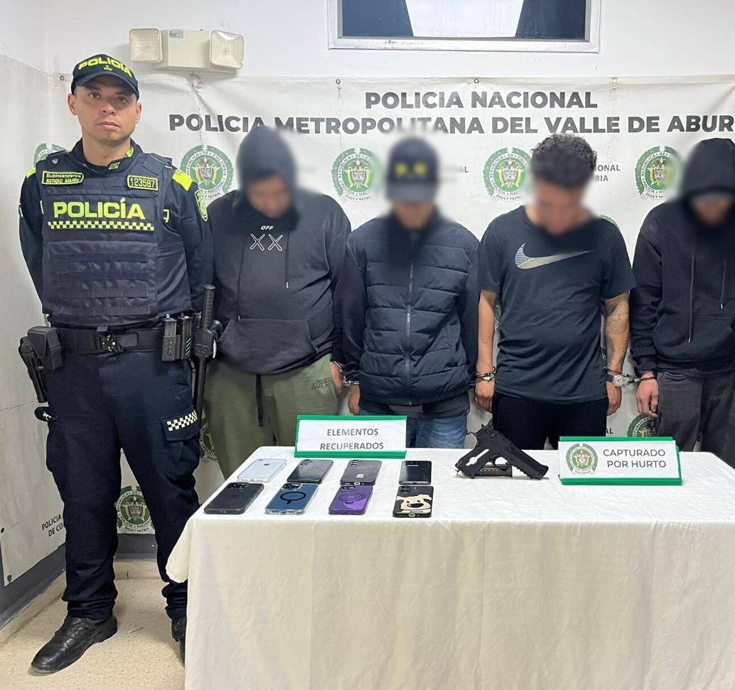 Cuatro personas capturadas por robar celulares en el barrio Laureles de Medellín. FOTO: POLICÍA MEVAL
