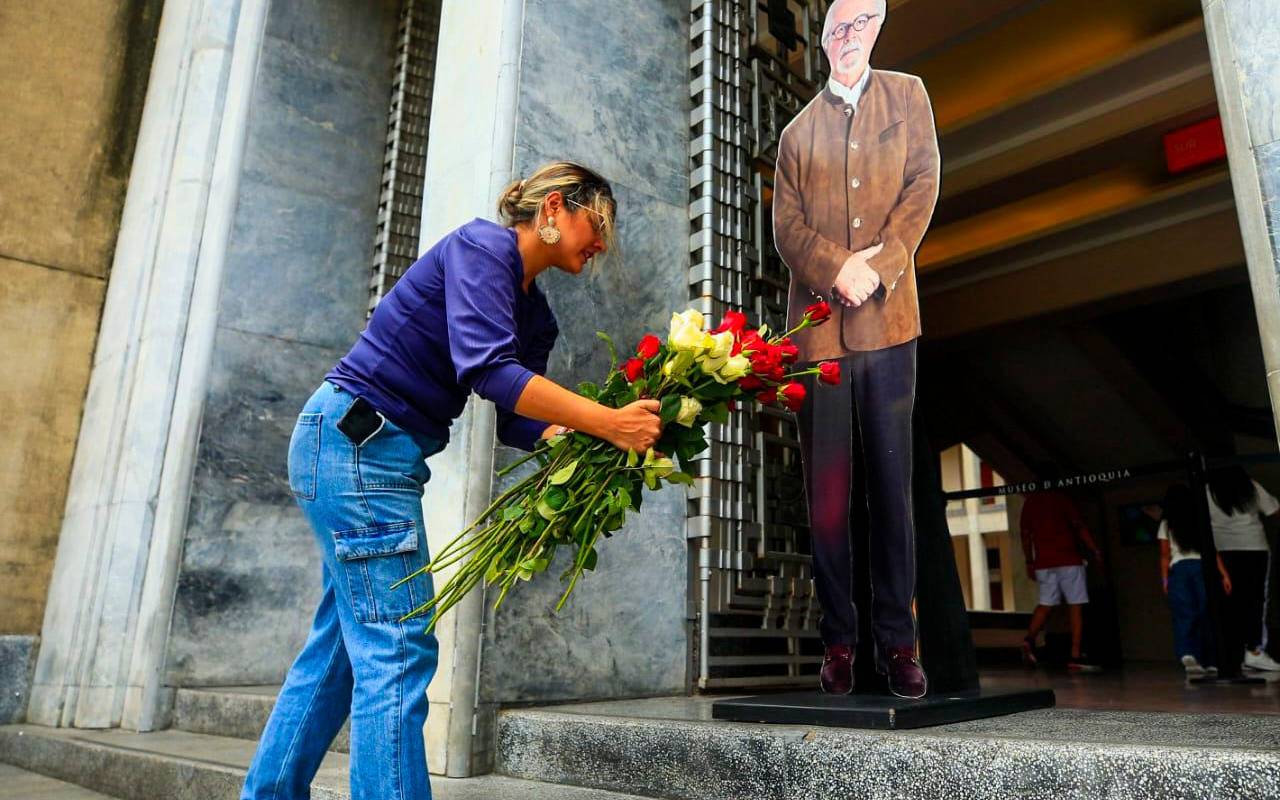 En la Plazoleta Botero el Museo de Antioquia instaló una fotografía del Fernando Botero para que cada ciudadano pueda llegar hasta allí y le haga un homenaje. Foto: Camilo Suárez