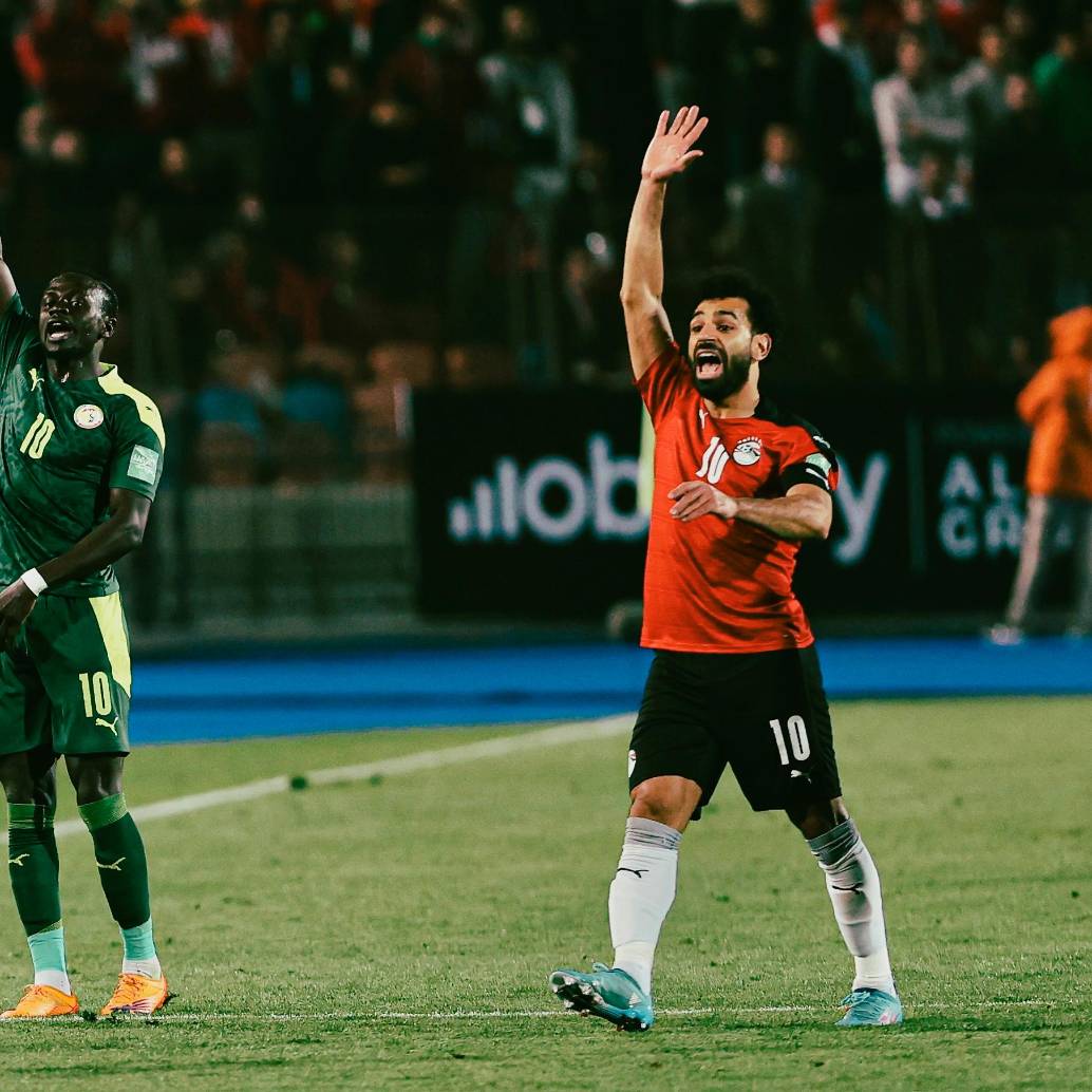 El delantero snegalés Sadio Mané y el extremo egipcio Mohamed Salah se enfrenarán en una de las semifinales del torneo africano. Foto: tomada del x de @CAF_Online