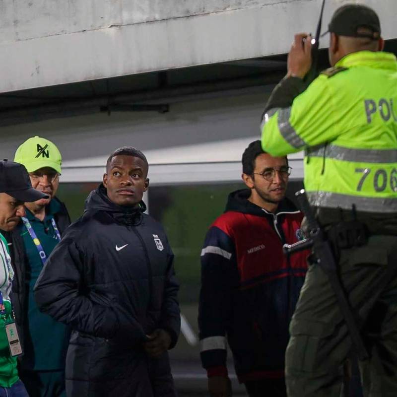 Este fue el momento en el que Andrés Román en compañía del médico de Atlético Nacional y personal de salud que presta el servicio en El Campín era llevado al camerino para hacerle un electocardiograma. FOTO COLPRENSA