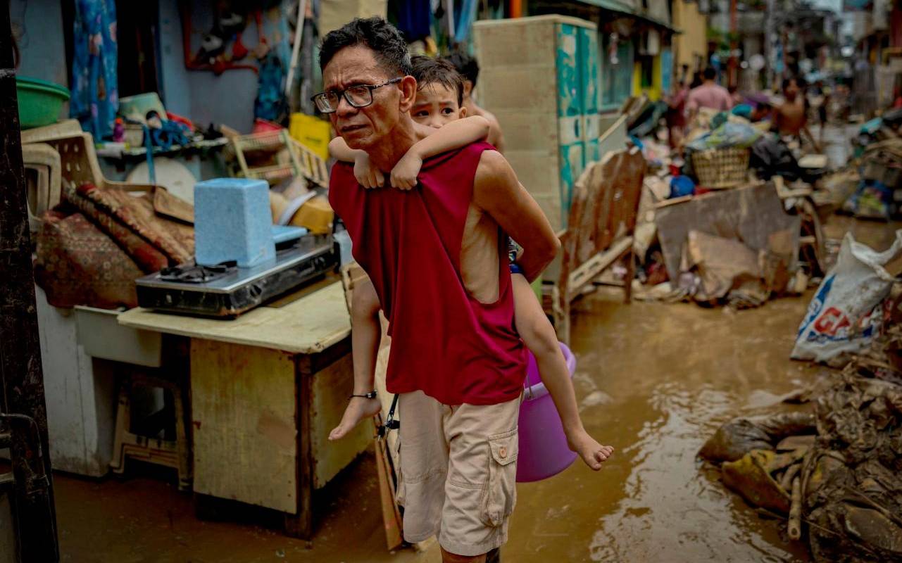  Las intensas lluvias asociadas al tifón han provocado inundaciones catastróficas que han sumergido ciudades enteras y destruido infraestructuras vitales. Foto: GETTY