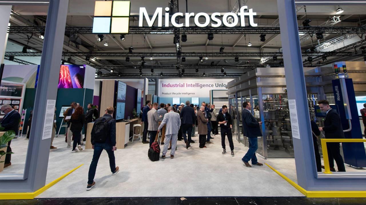 Microsoft ofrece salida voluntaria a una cuarta parte de su planta a nivel mundial mientras aumenta inversión en IA