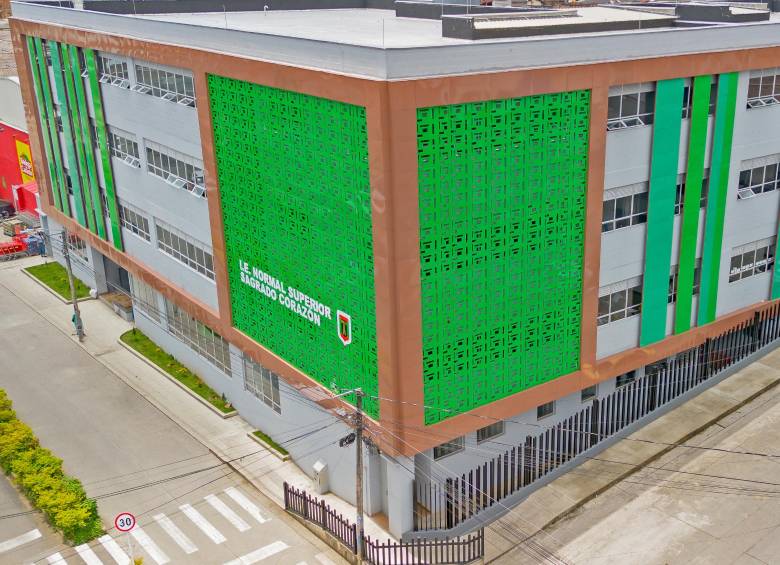 Ipropanel utiliza cerca de 120 toneladas de materia prima reciclaje para la producción de los 20 000 m² de paneles mensuales. FOTO: Cortesía.