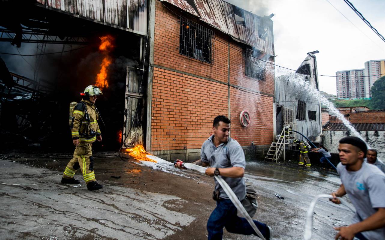 En total, seis viviendas fueron evacuadas, al igual que la institución educativa El Salado, donde había niños cumpliendo con la jornada escolar. Foto: Julio César Herrera
