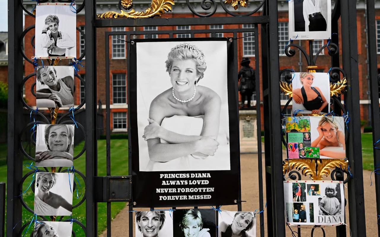 Homenajes a la Princesa Diana fuera del Palacio de Kensington en Londres. Foto: EFE