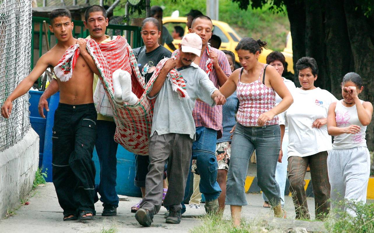 Detenciones arbitrarias, asesinatos, heridas, desplazamientos, terror. El informe Medellín: memorias de una guerra urbana da cuenta de que la Operación Orión tiene un balance oficial de 17 fallecidos (9 de la insurgencia, 4 de la fuerza pública y 4 civiles, al parecer uno de ellos fuera de combate). Pero los relatos no oficiales, detalla el informe, hablan de “40 civiles heridos, entre ellos 16 menores de edad, 6 desaparecidos, 308 detenidos (de los cuales 170 fueron judicializados y 82 recibieron medida de aseguramiento) y 7 denuncias por torturas. FOTO EL COLOMBIANO