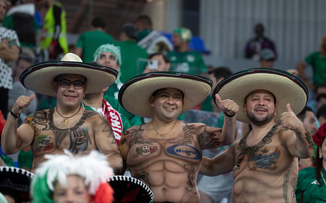 Durante el encuentro entre México y Polonia los aficionados manitos demostraron su creatividad y portaron accesorios típicos de la región como los sombreros de charro. FOTO: JUAN ANTONIO SÁNCHEZ 