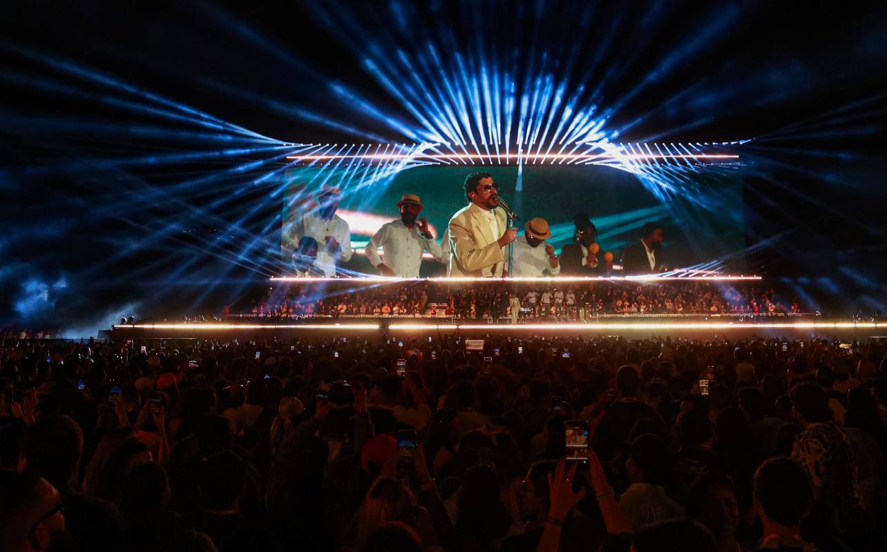 Justo el inicio de LA MUDaNZA, primera canción del setlist. Tras una declamación con acento paisa, se prendieron las luces del escenario y ahí estaba Benito, su presencia sin más, una pantalla gigante detallaba su cara. Foto: Manuel Saldarriaga Quintero.