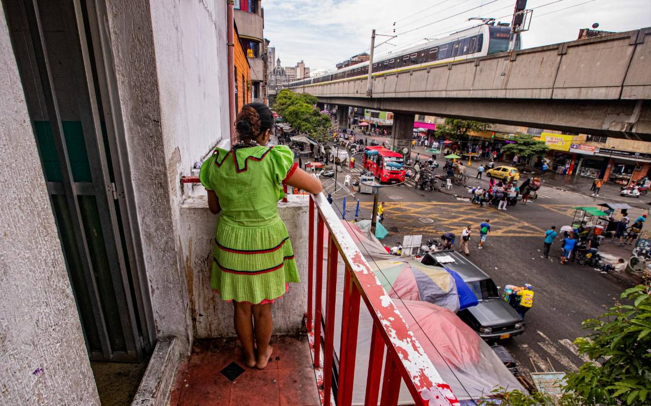 Ellos observa desde los balcones de los inquilinatos los espacios que le brinda la cuidad. Foto: MANUEL SALDARRIAGA QUINTERO.