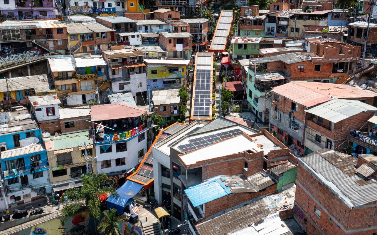 La implementación de este sistema equivale a sacar de circulación siete vehículos o sustituir la energía que consumen 19 hogares al mes. Foto: Manuel Saldarriaga Quintero.