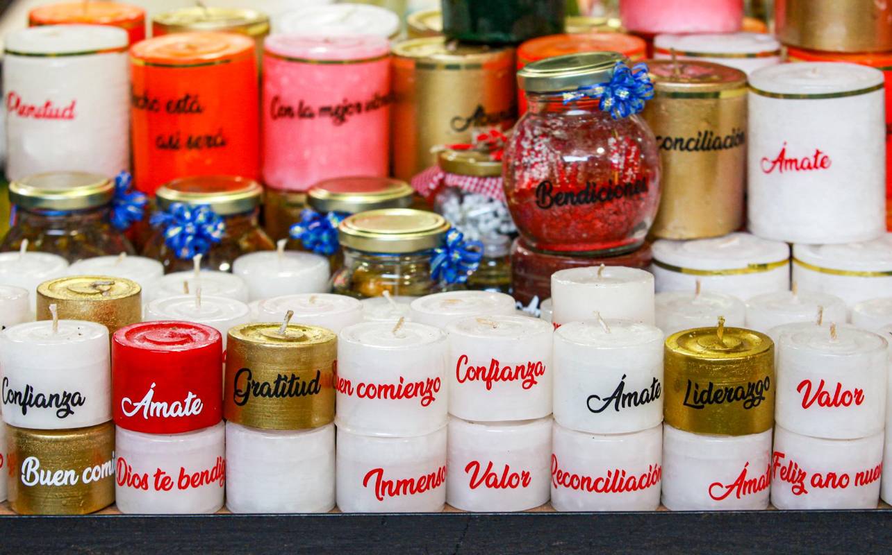 Los comerciantes esperan aumentar sus ventas en este 30 y 31 de diciembre cuando se da la mayor la afluencia de personas que buscan los tradicionales productos para los realizar los diferentes rituales de despedida de año. Foto: MANUEL SALDARRIAGA QUINTERO.