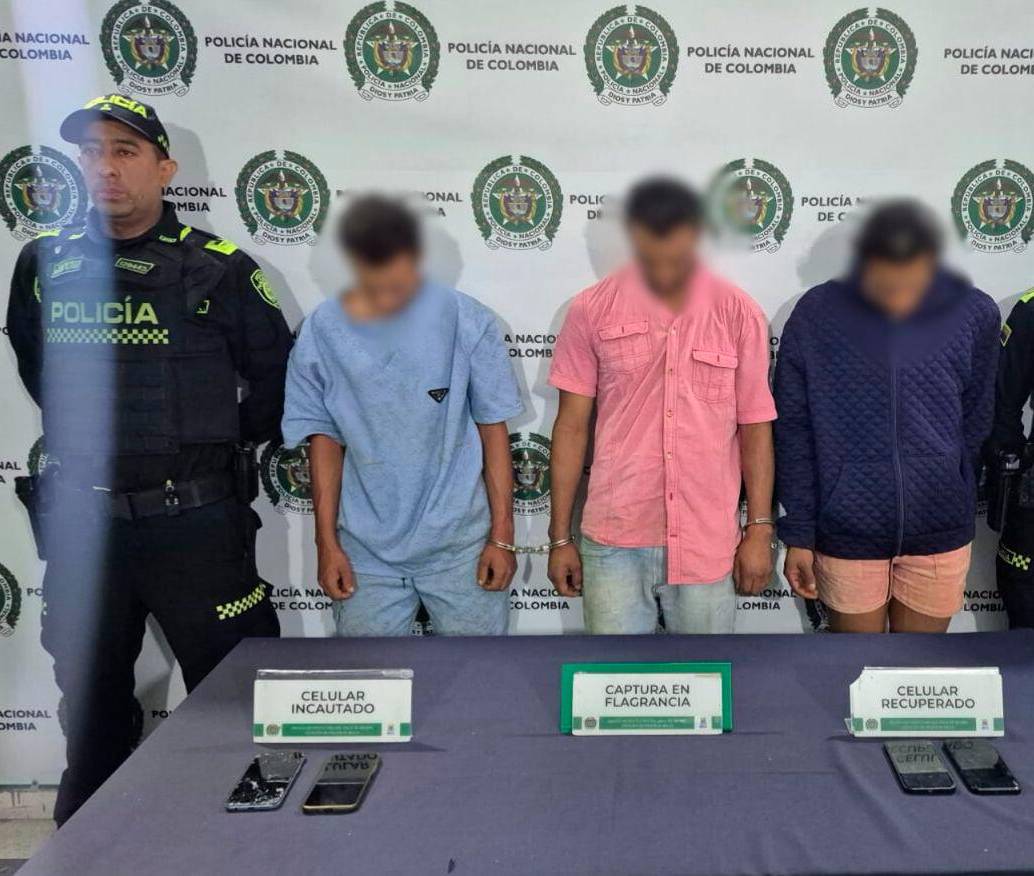 Estos son los tres hombres capturados como presuntos responsables del intento de hurto y secuestro en la antigua vía a Guarne. FOTO: POLICÍA NACIONAL