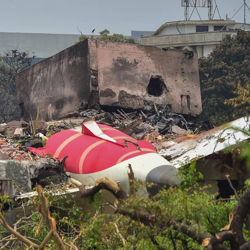Una de las partes del fuselaje del avión accidentado en la ciudad de Ahmedabad en la India con 242 pasajeros. FOTO: Ritesh Shukla/Getty Images.