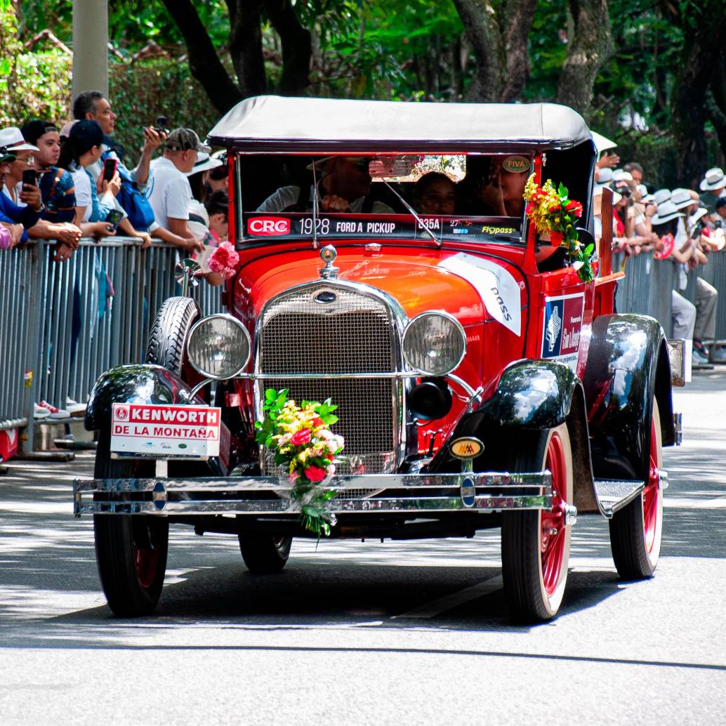 El Desfile de Autos Clásicos y Antiguos 2025 reunirá 390 vehículos históricos decorados con flores en un recorrido de 17 kilómetros por Medellín. FOTO cortesía