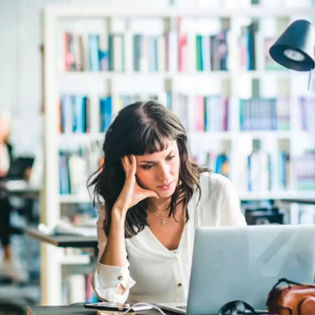 El síndrome de Burnout se ha convertido en una condición frecuente en el entorno laboral colombiano, obligando a las empresas a replantear sus políticas de bienestar y salud mental. FOTO: Getty