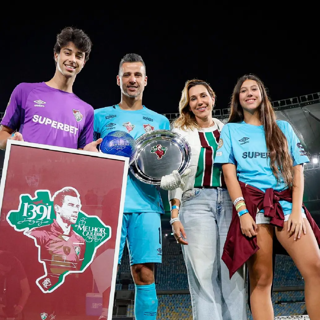Fábio, al lado de sus seres queridos, celebrando el número de partidos que lleva jugados como profesional. FOTO X-FLUMINENSE
