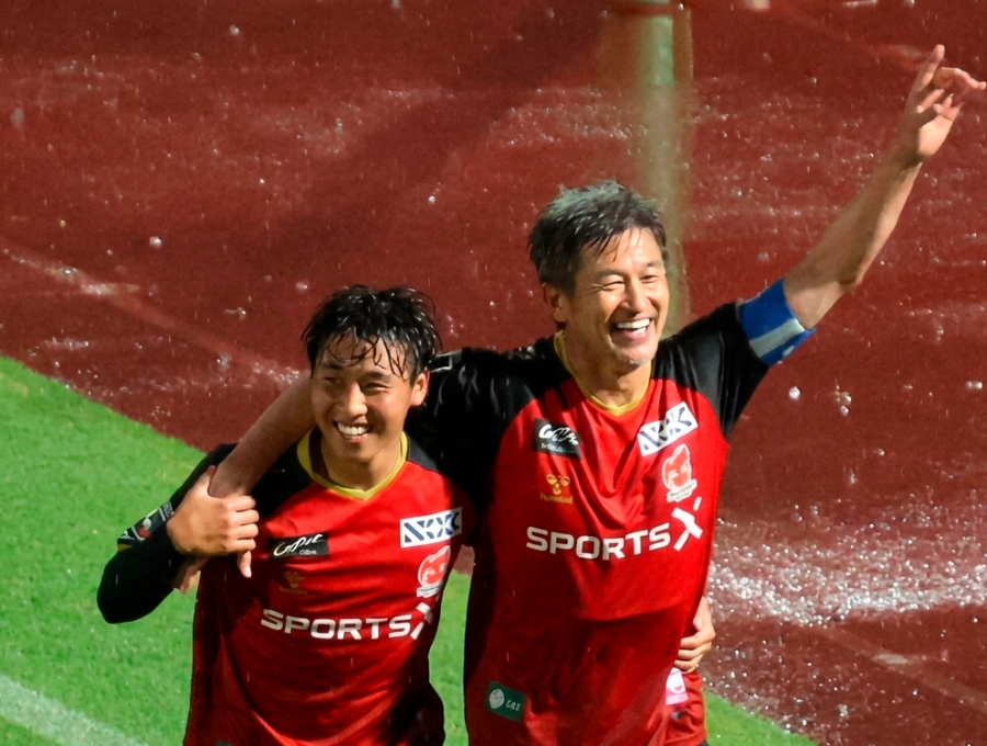 Kazuyoshi Miura volvió a marcar un gol oficial con 59 años y cinco meses, ampliando el récord como el goleador más veterano del fútbol profesional japonés. FOTO DE X (@japaofcbr). 