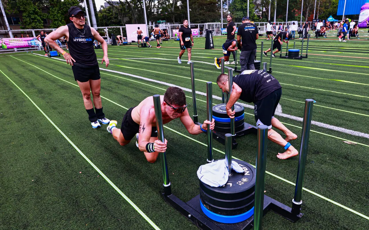 Este tipo de competencia pone a prueba la versatilidad física, obligando a los participantes a cambiar rápidamente entre correr y realizar ejercicios de alta intensidad, como burpees, levantamiento de pesas ligeras, box jumps y kettlebell swings. Foto: Manuel Saldarriaga Quintero.