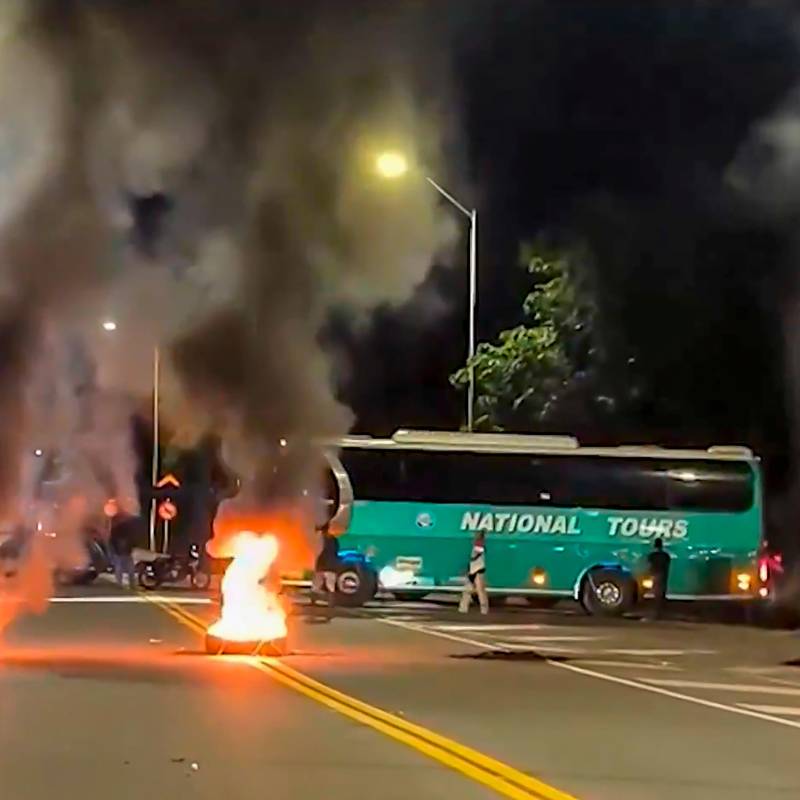 Algunos manifestantes estarían intimidando a ambulancias y quemando vehículos en plena vía pública, denunció la Gobernación de Antioquia. FOTO: Captura de video