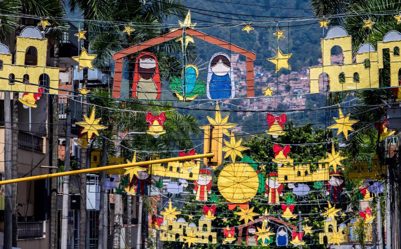 Una grata sorpresa causa entre los peatones y conductores que transitan por el parque de Envigado al encontrar listo los adornos navideños. Foto: Camilo Suárez