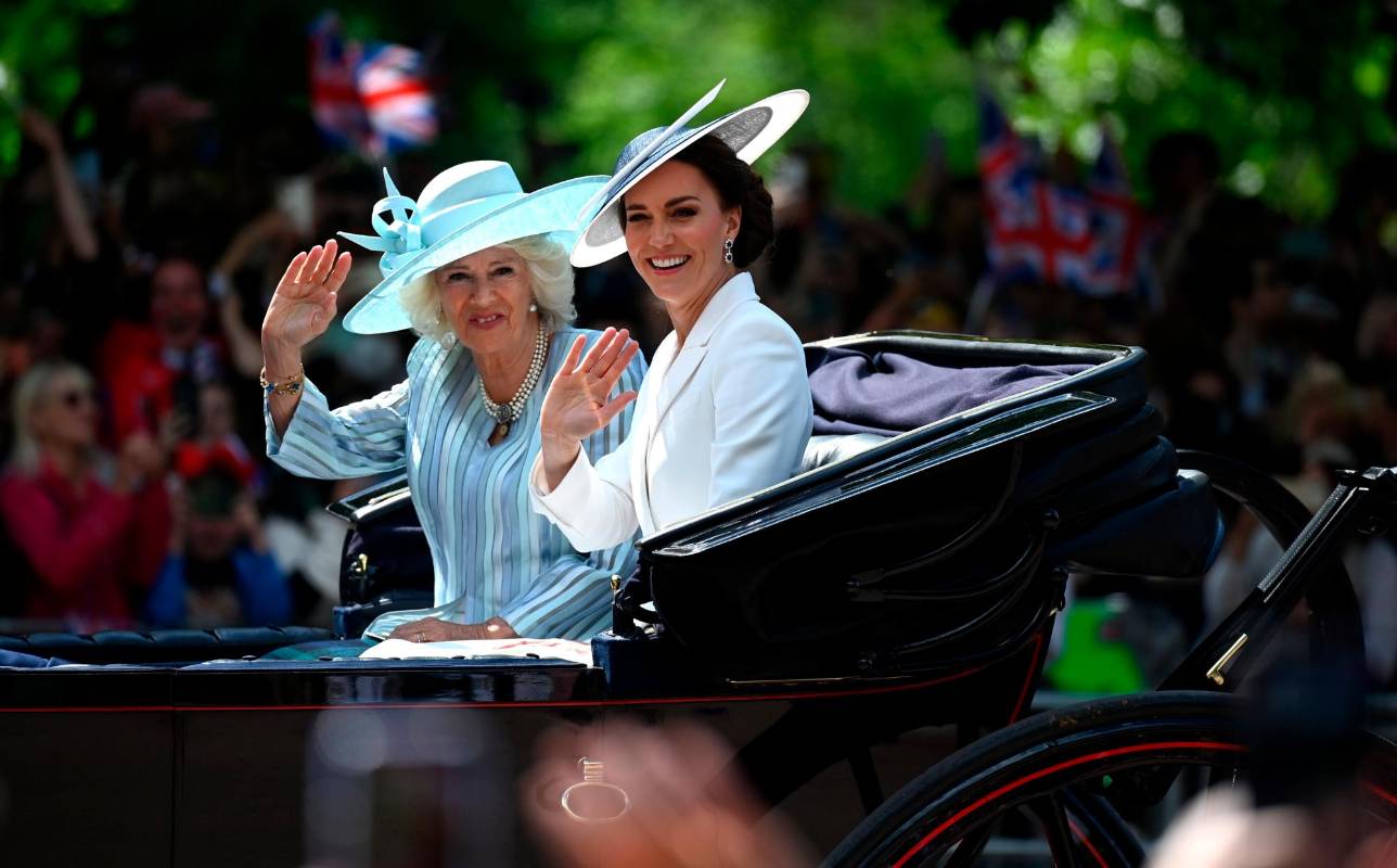 Camilla, la duquesa de Cornualles, y Catherine, esposa de William y duquesa de Cambridge, junto con sus tres hijos, asistieron en carroza. 