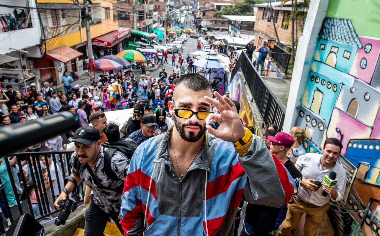 Manuel Turizo recorrió las calles de la comuna 13 en las que comenzó su carrera. FOTO: Jaime Pérez