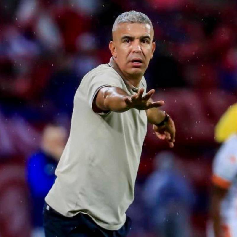 El técnico Andrés Orozco no ha logrado tener un equipo con regularidad en los resultados positivos y por ello Envigado está en zona de descenso directo. FOTO EC