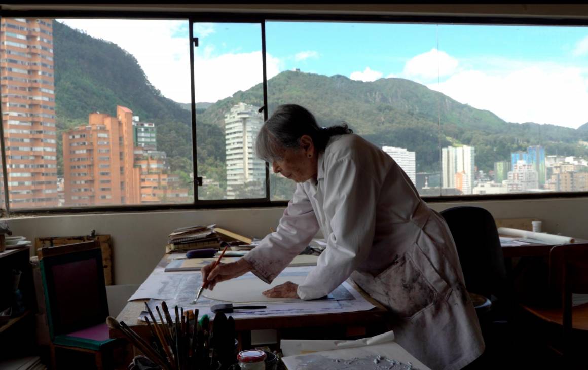 La maestra Beatriz en su estudio en Bogotá. Foto Diego García-Moreno, cortesía de la Dirección de Patrimonio Cultural Unal.