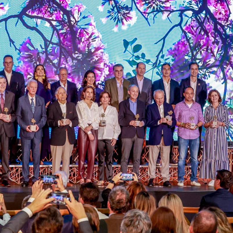 Los hijos y nietos de los fundadores de Proantioquia recibieron reconocimientos durante la celebración del aniversario 50 en los talleres del Metro. FOTO: MANUEL SALDARRIAGA