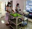 Las Damas Voluntarias se distinguen por su uniforme rosado. Se les ve por los pasillos apoyando la labor con los pacientes y sus familias. FOTO: JULIO CÉSAR HERRERA
