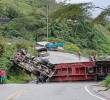 Así quedó la tractomula tras volcarse en el sector La Frisolera de Valdivia. FOTO Denuncias Antioquia.