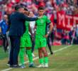 El técnico Javier Gandolfi en uno de los partidos de Liga conversando con Andrés Sarmiento y Jorman Campuzano. FOTO JUAN ANTONIO SÁNCHEZ