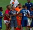 El entrenador español Luis Enrique Martínez, de 55 años, tuvo un encontrón con el brasileño Joao Pedro, refuerzo del Chelsea. FOTO: CAPTURA DE PANTALLA