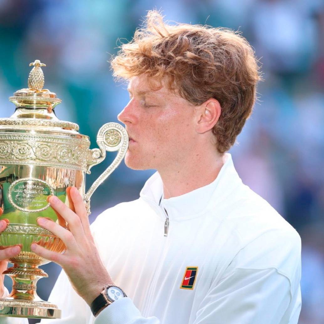  Jannik Sinner ya suma cuatro títulos de Grand Slam. En Wimbledon maravilló con su tenis y tuvo la recompensa. FOTO X-WIMBLEDON