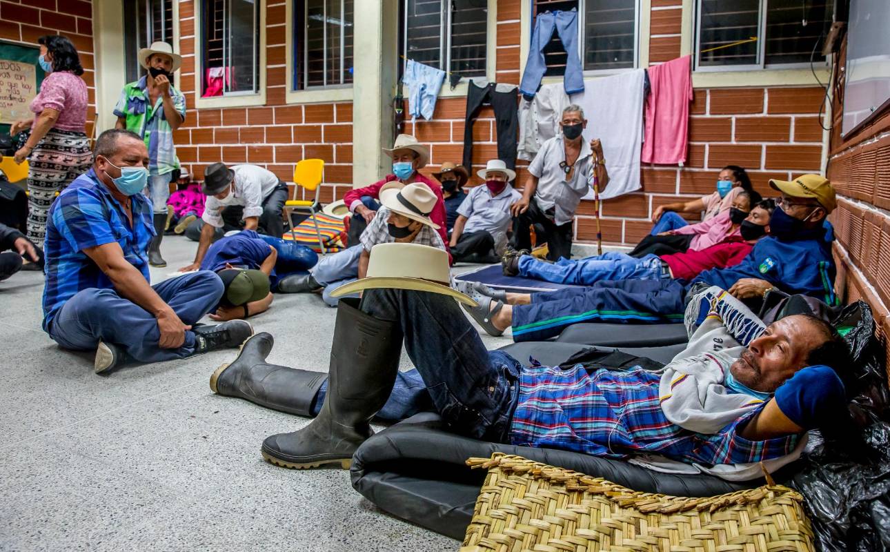 Colegios y escuelas en el caso urbano de Ituango, que hace poco habían comenzado clases presenciales, hoy sirven de refugio para los desplazados. Foto Juan Antonio Sánchez Ocampo
