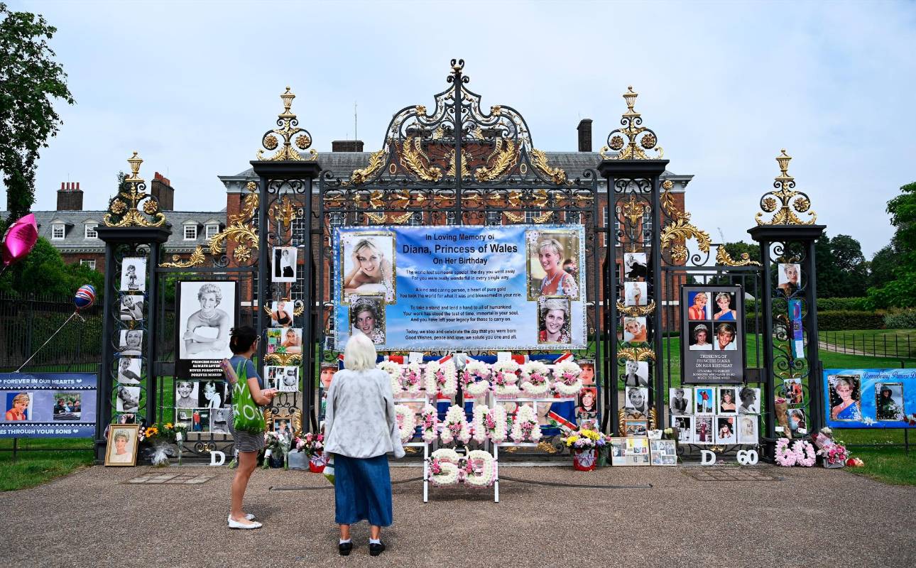 Los ciudadanos dejaron regalos en las puertas del palacio de Kensington para conmemorar lo que hubiera sido el cumpleaños 60 de la Princesa de Gales. Foto: EFE