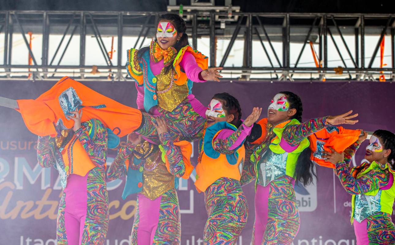 El grupo Acrozank de la Corporación Artística Expresión Juvenil de la Casa de la Cultura del municipio llenó de color y malabares esta fiesta de clausura. Foto Juan Antonio Sánchez Ocampo