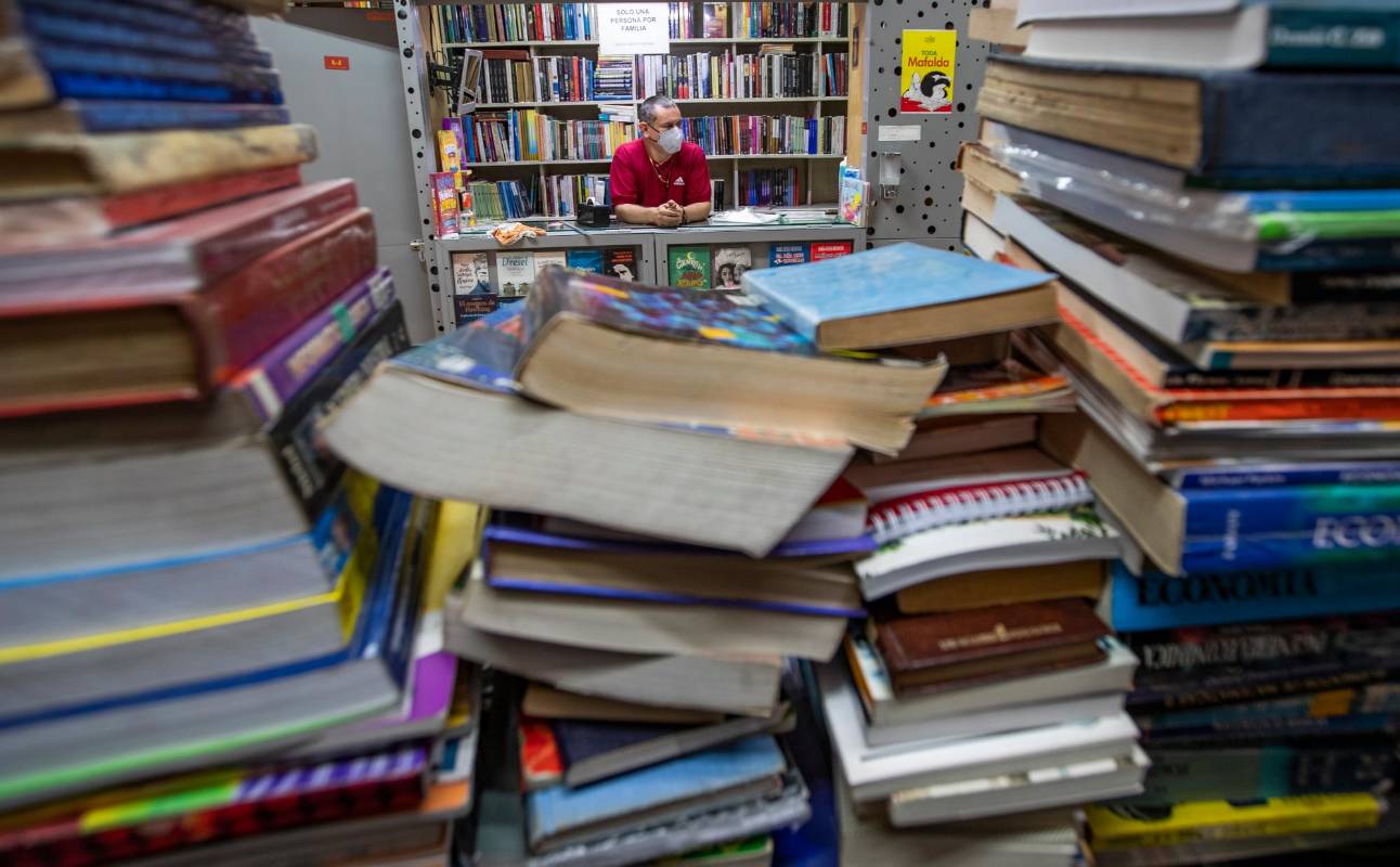 Los días se hicieron más largos para los libreros de La Bastilla. Las horas se miden por la cantidad de libros vendidos: a veces son cuatro, o tres, incluso uno o ninguno. Foto: Manuel Saldarriaga Quintero.